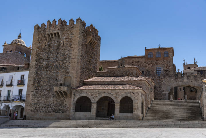 17 - Caceres - ciudad - ermita de La Paz y Torre de Bujaco